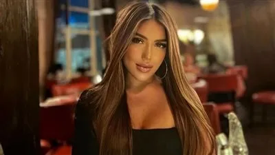 بإطلالة جريئة.. سارة سلامة تخطف الانظار بفستان كتف واحد