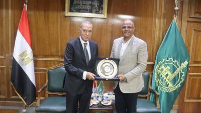 محافظ القليوبية يكرم نظيره السابق اللواء عبد الحميد الهجان