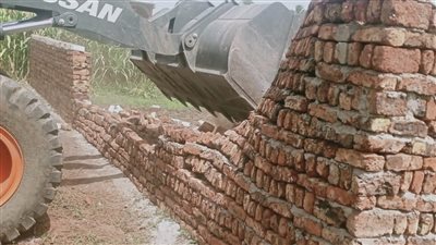 إزالة 3 حالات تعد على الأراضي الزراعية بأرمنت غرب الأقصر (صور)