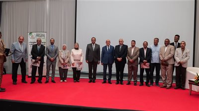 محافظ قنا يكرّم 