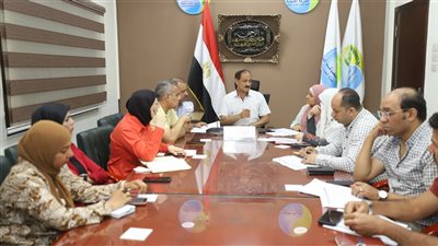 رئيس مياه أسيوط يعقد اجتماعا مع أعضاء لجنة الإحلال والتجديد بالشركة 