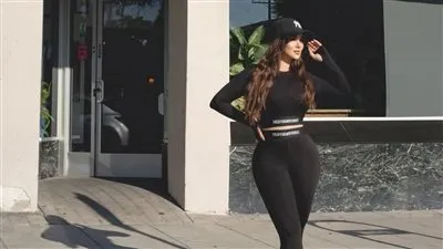 بالأسود.. هدي الإتربي تخطف الأنظار في لوس أنجلوس 