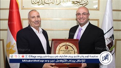 محافظ بني سويف يكرم مدير مكتبه تقديرًا لإخلاصه وتفانيه خلال فترة عمله 