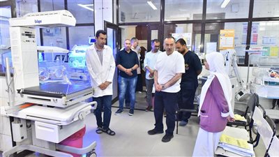 محافظ أسيوط يفاجىء العاملين بمستشفى الشاملة لمتابعة انتظام العمل 