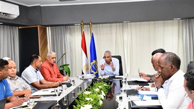 محافظ أسوان يوجه بإدراج طلبات التقنين ومراجعة موقف الطلبات غير الجادة