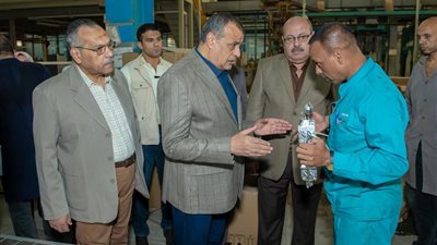 وزير الإنتاج الحربي يفاجئ شركتيّ حلوان للأجهزة المعدنية وحلوان لمحركات الديزل 