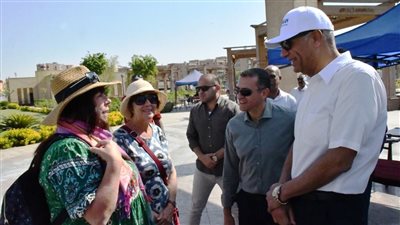 سائحون إنجليز يشيدون بالبانوراما الجمالية بأسوان