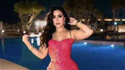 بجمبسوت باللون البينك.. بوسي تثير الجدل بظهورها الأخير عبر 