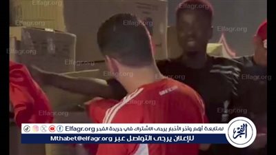 توزيع قمصان الأهلي على الجمهور قبل الدخول إلى ملعب مباراة السوبر الإفريقي