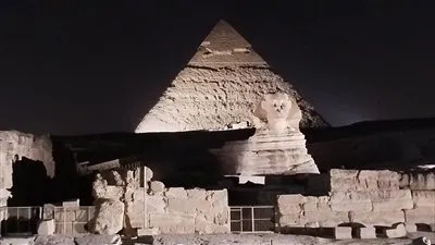 إضاءة الأهرامات وأبو الهول احتفالا باليوم العالمي للسياحة