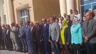 رئيس جامعة أسيوط يشهد تحية العلم واستقبال الطلاب فى أول أيام العام الجامعي الجديد بالجامعةالأهلية  