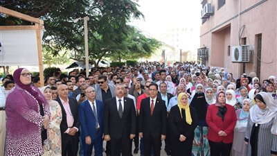 رئيس جامعة بنها يتفقد سير العملية التعليمية ويشارك الطلاب تحية العلم - صور