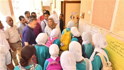محافظ أسيوط يتفقد مدرسة عمر طه الرسمية للغات بقرية الواسطى بمركز الفتح 