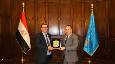 رئيس جامعة الإسكندرية يستقبل وفد الكلية الملكية البريطانية للجراحيين بأدنبرة