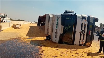 انقلاب سيارة نقل ثقيل محملة بالأعلاف على طريق 