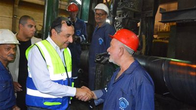 وزير قطاع الأعمال يتفقد شركة النصر لصناعة المواسير الصلب
