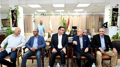وزير الإسكان ومحافظ الأقصر يتابعان سير العمل بمختلف القطاعات بمدينة طيبة الجديدة