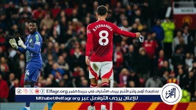 برونو فيرنانديز يعترض على طرده في ليلة خسارة مانشستر يونايتد أمام توتنهام