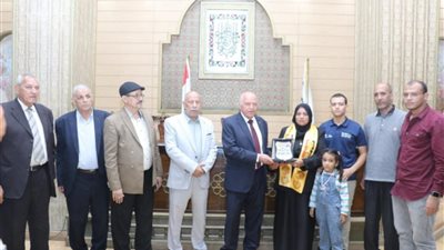 نقيب المعلمين يستقبل أسرة معلم ديرمواس ضحية القهر ويمنح زوجته رحلة عمرة تتحمل