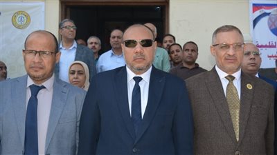 نائب رئيس جامعة الأزهر للوجه القبلي يشارك الطلاب القدامى والجدد تحية العلم