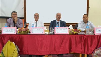 تفاصيل اجتماع نائب رئيس جامعة أسيوط مع أعضاء هيئة التدريس بكلية الآداب لمتابعة انتظام الدراسة بالكلية 