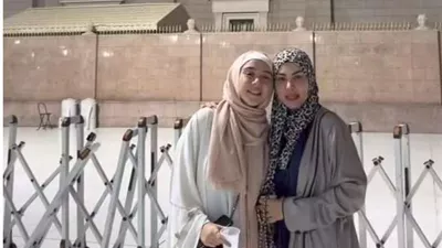 بالصور.. دينا فؤاد تؤدي مناسك العمرة برفقة ابنتها