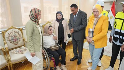 محافظ مطروح يسلم أجهزة تعويضية لعدد من ذوي القدرات والهمم