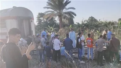 عاجل - تفاصيل انفصال 3 عربات في قطار الصعيد بالمنيا 