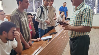 عميد صيدلة أزهر أسيوط يتابع سير العملية التعليمية بالكلية   