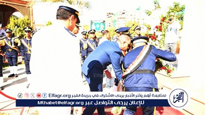 محافظ الفيوم يضع إكليلا من الزهور على النصب التذكاري للشهداء