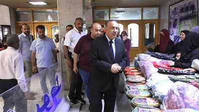 محافظ أسيوط يهدي 200 لحاف وحقيبة مدرسية للتلاميذ الأيتام والأسر الأولى بالرعاية  