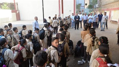 محافظ أسيوط يشهد الطابور الصباحي بمدرسة طارق بن زياد الإبتدائية المشتركة  
