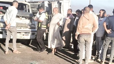 اختلال عجلة القيادة.. معاينة موقع حادث تصادم نقل بسيارات أعلى الطريق الإقليمي