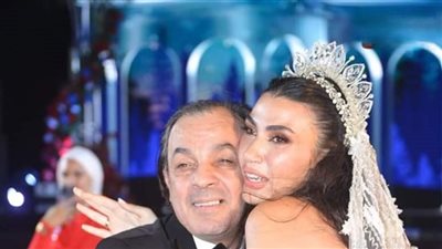 بخفة دمه المعهودة.. علاء مرسي يحتفل بزفاف ابنته بالعزف على الدرامز