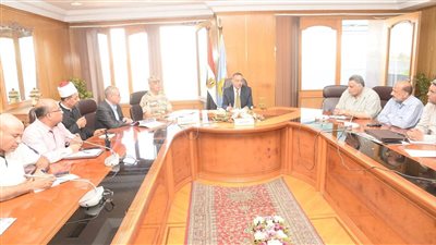 محافظ أسيوط يشهد اجتماع استعراض إمكانيات الأجهزة التنفيذية المشاركة في مشروع التدريب العملي المشترك   