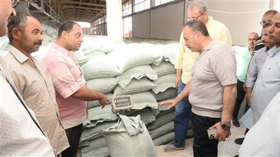 محافظ أسيوط يفاجئ مطاحن مصر الوسطى للتأكد من سلامة الأقماح وجودة الدقيق 
