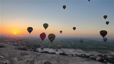 إقلاع 40 رحلة بالون طائر تقل 800 سائح بالأقصر