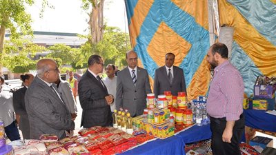 رئيس جامعة أسيوط يتفقد المعرض التسويقي لمستلزمات الأسرة والطلاب ضمن مبادرة بداية 