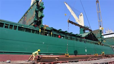 السكة الحديد: ميناء الإسكندرية يستقبل 10 آلاف طن من القضبان الحديدية (صور)