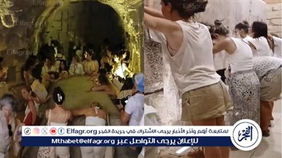 سائحون يمارسون 