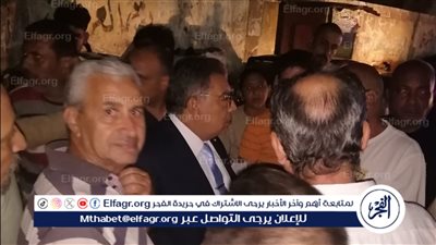 محافظ الدقهلية يتجول منفردا بشوارع المنصورة ويلتقي المواطنين ويستمع إلى مطالبهم