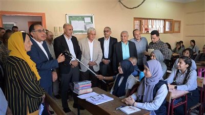 خلال زيارته للأقصر : رئيس الوزراء يتابع سير وانتظام العملية التعليمية.. والكثافات الطلابية وسد العجز المعلمين 