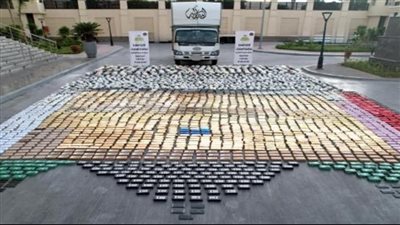 إحباط محاولة تهريب 3،5 طن مخدرات داخل عربات أثاث (صور) 