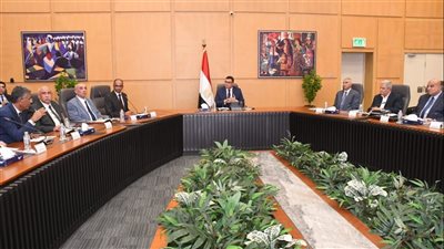 وزير الإسكان يستعرض موقف مشروعات مياه الشرب والصرف الصحى المقرر الانتهاء منها يونيو المقبل