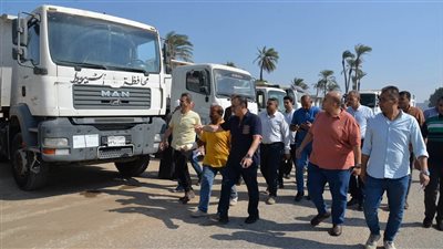 محافظ أسيوط يشهد اصطفاف 130 قلاب ولودر من المراكز والأحياء   