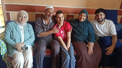 أب يحمل ابنه من ذوي الهمم لحضور مباريات كرة القدم بالمنوفية (فيديو)