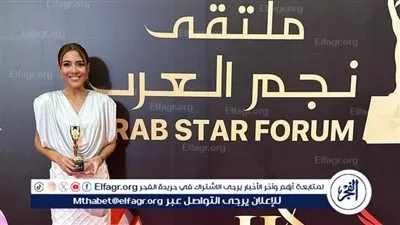 مي كساب تتألق بإطلالة بيضاء في ملتقى نجم العرب وتفوز بجائزة أفضل ممثلة عن دورها في 