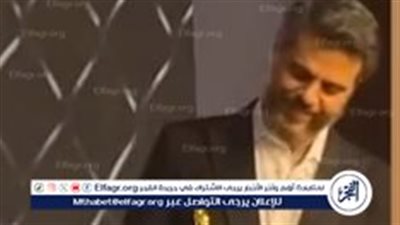 طارق صبري يتألق بإطلالة مميزة ويفوز بجائزة أفضل ممثل عن دوره في 