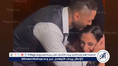 بموقف إنساني تامر حسني يقبل رأس فتاة من ذوى الهمم بعد سعادتها برؤيته