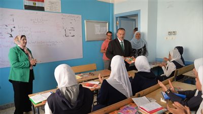 أبوالنصر يتفقد مدرسة أسيوط الثانوية الصناعية بنات بحي شرق   